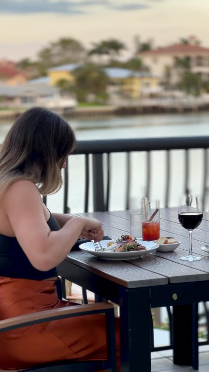 Dining is always done better on the water 🌊 not to mention with the best happy hour specials 🍷

#stpetebeach #tampabay #tamparestaurant #tampabayfoodies #stpetefoodie #stpeterestaurants