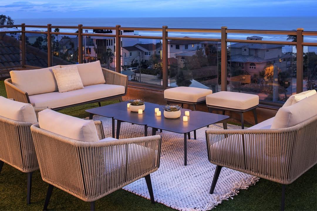 A rooftop built for revelry ✨ Start your weekend with us at the Azura Rooftop. Link in bio for our full event schedule featuring Rooftop Music Bingo, Rooftop Music Trivia, wine tastings, art experiences, and more. 

#thingstodointampa #tampabay #stpetebeach #luxuryhotels #RooftopBar #hotelzamora #StPeteEvents #thingstodostpete